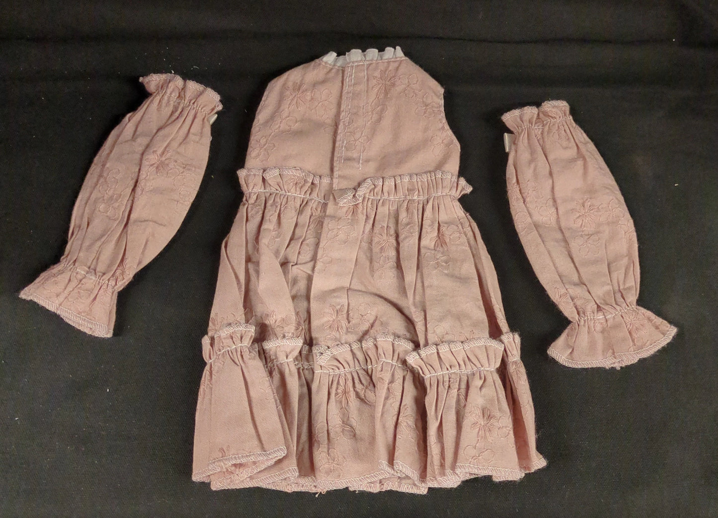 Doll outfit, 40-50cm size (MSD, Obitsu 50, etc.), pink, with attached sleeves, floral pattern, and ribbon.