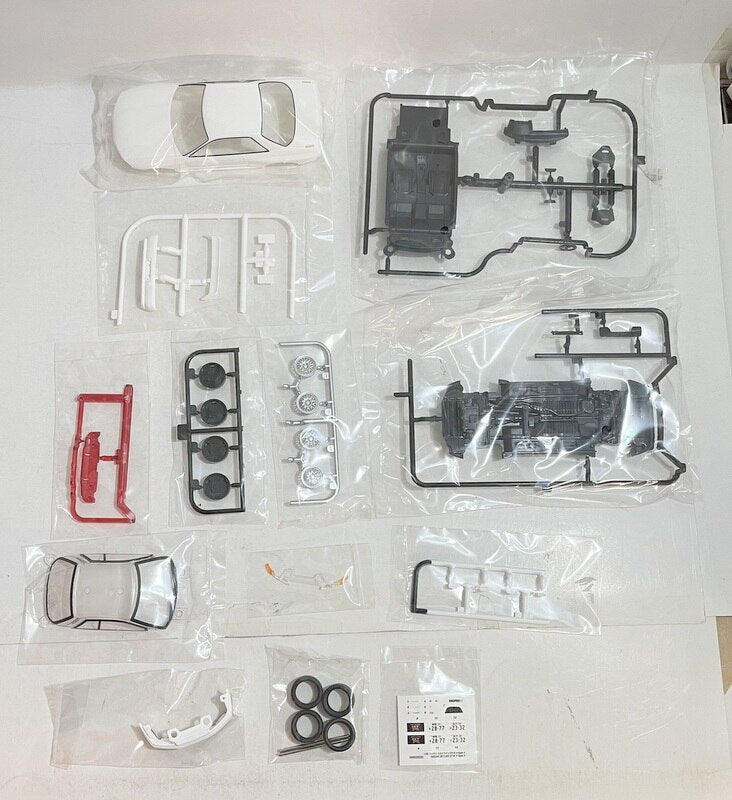 Kit per auto MONO in scala 1/32 Nissan Skyline GT-R V Spec II Crystal White MN05