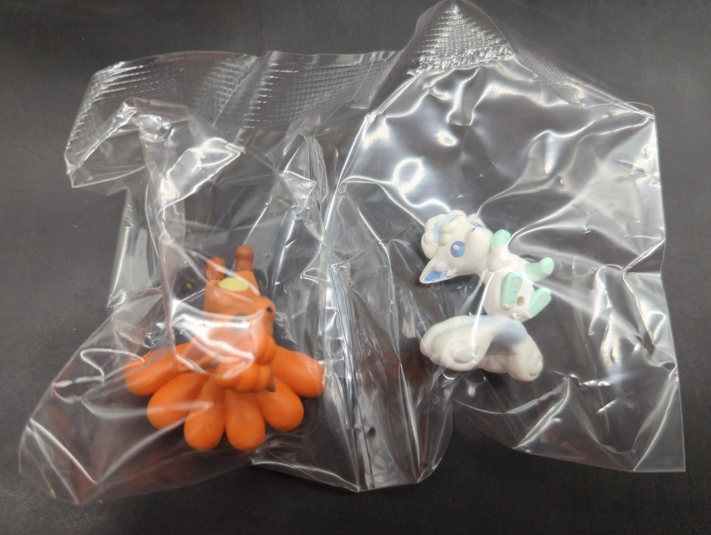 Re-Ment Circular Diorama Collection 2: Pokemon Vulpix & Vulpix (Alola Form) 1