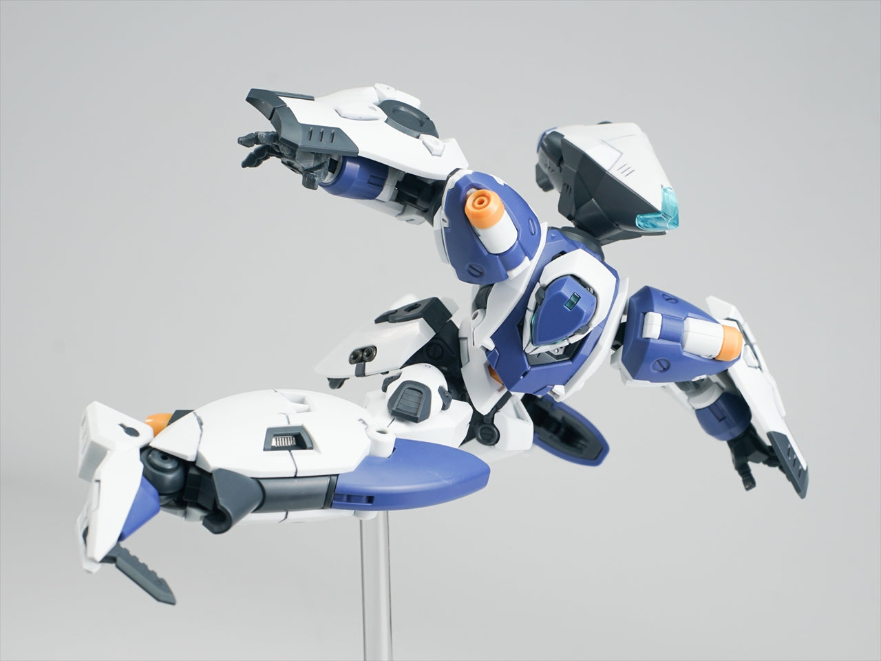 ULTRA ACTION TROOPER series Franz-α 1/144 scale Model Kit (white x blue)