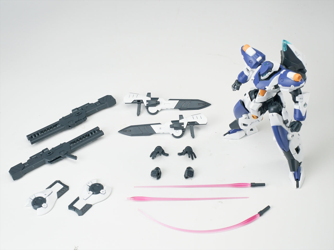 ULTRA ACTION TROOPER series Franz-α 1/144 scale Model Kit (white x blue)