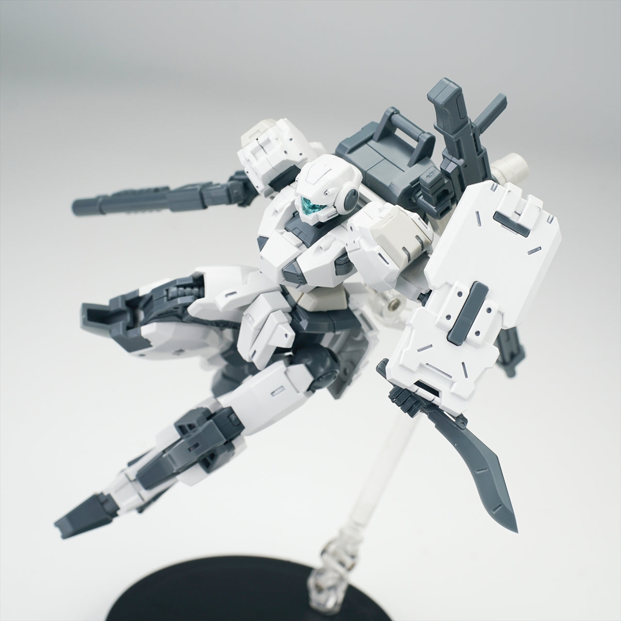 MAINLAND ULTRA ACTION TROOPER series V-gilante 1/144 scale Model Kit (white)