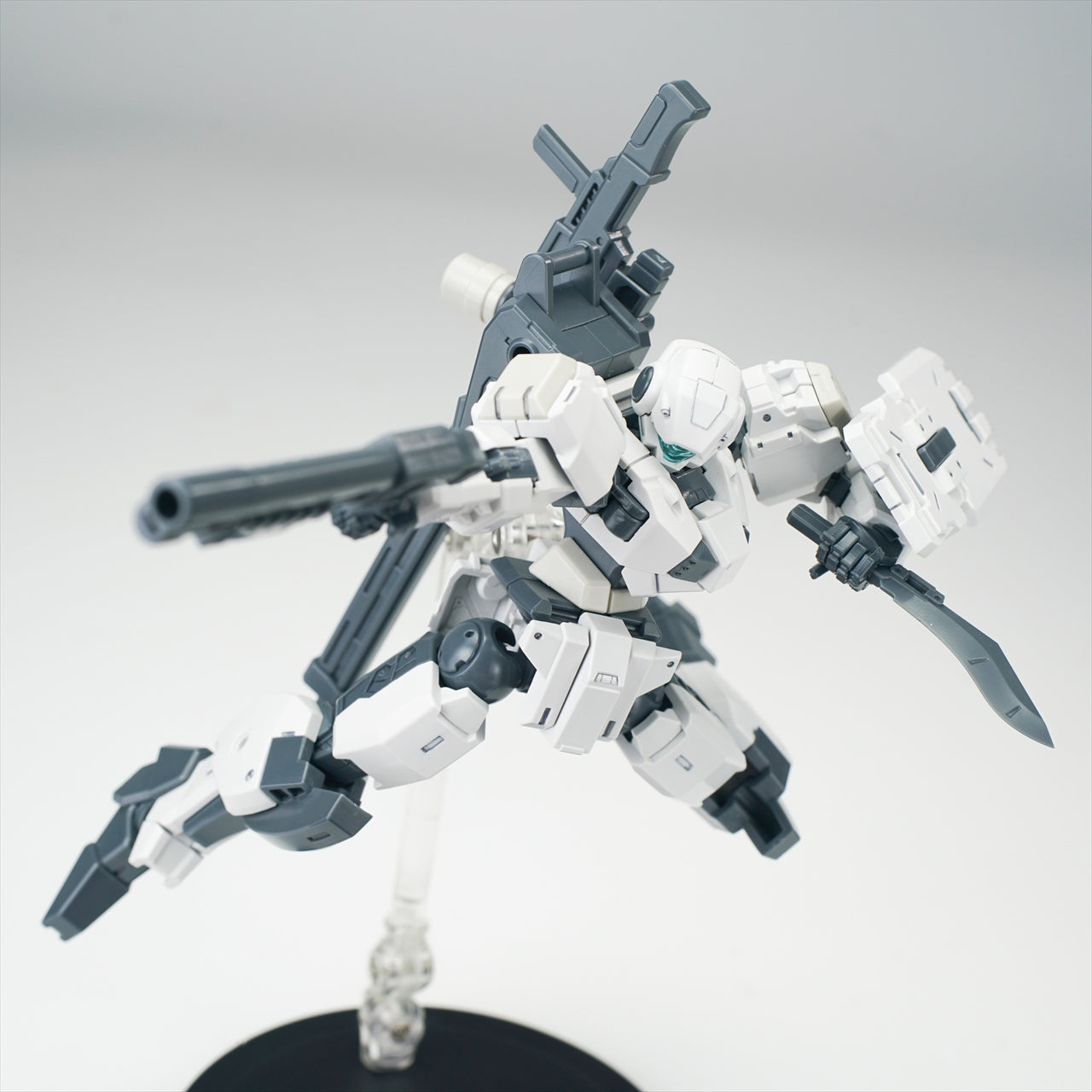 MAINLAND ULTRA ACTION TROOPER series V-gilante 1/144 scale Model Kit (white)