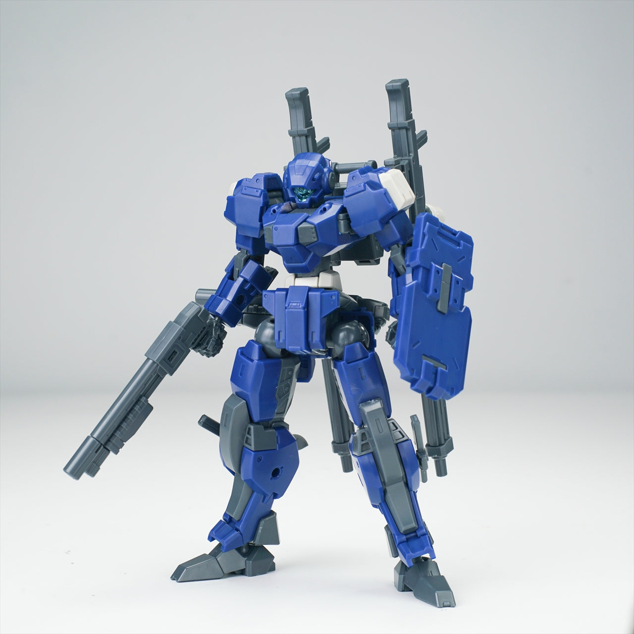 MAINLAND ULTRA ACTION TROOPER series V-gilante 1/144 scale Model Kit (blue)