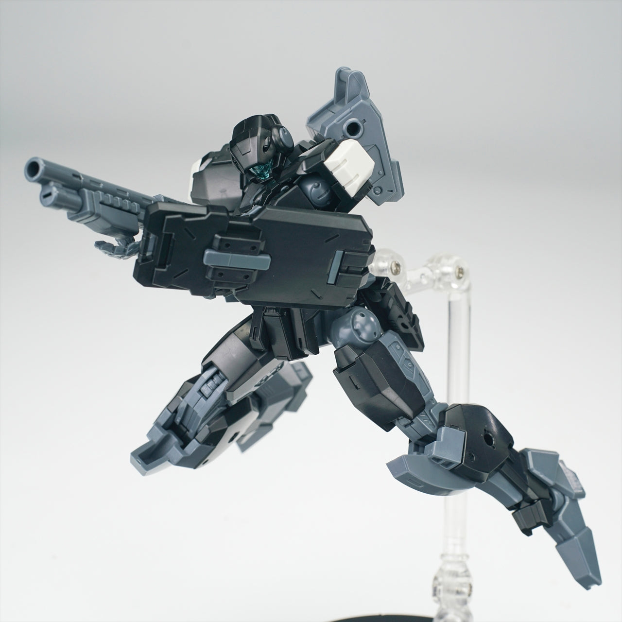 MAINLAND ULTRA ACTION TROOPER series V-gilante 1/144 scale Model Kit (black)