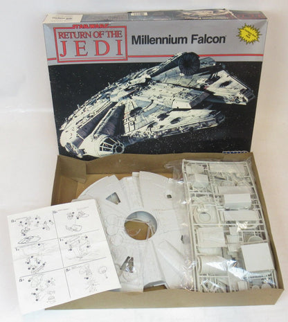 MPC SCALE MODEL KIT MILLENNIUM FALCON 8917