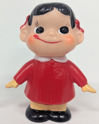 Fujiya Robe rouge avec mains et bras Poupée Peko-chan douce Sofubi Robe rouge avec mains et bras 85mm