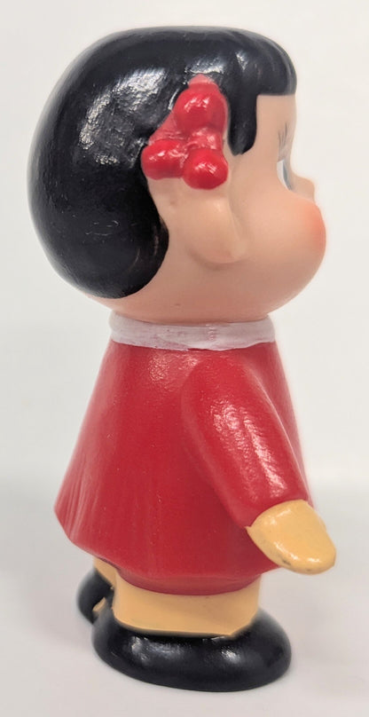 Fujiya Robe rouge avec mains et bras Poupée Peko-chan douce Sofubi Robe rouge avec mains et bras 85mm