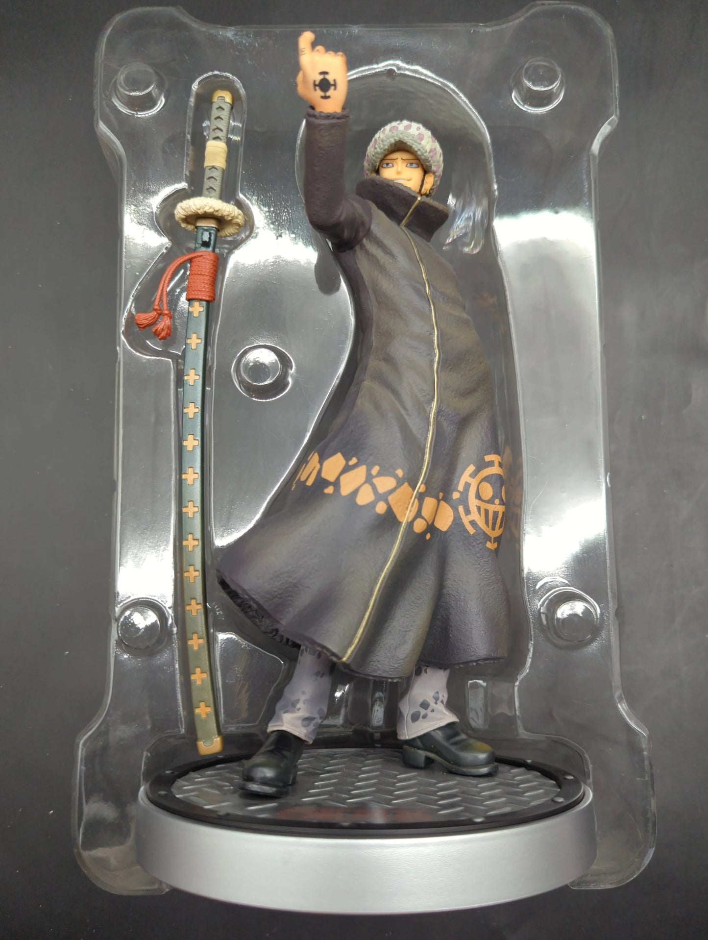 Banpresto 7-Eleven One Piece - Trafalgar Law (sepia color / Original base stand)