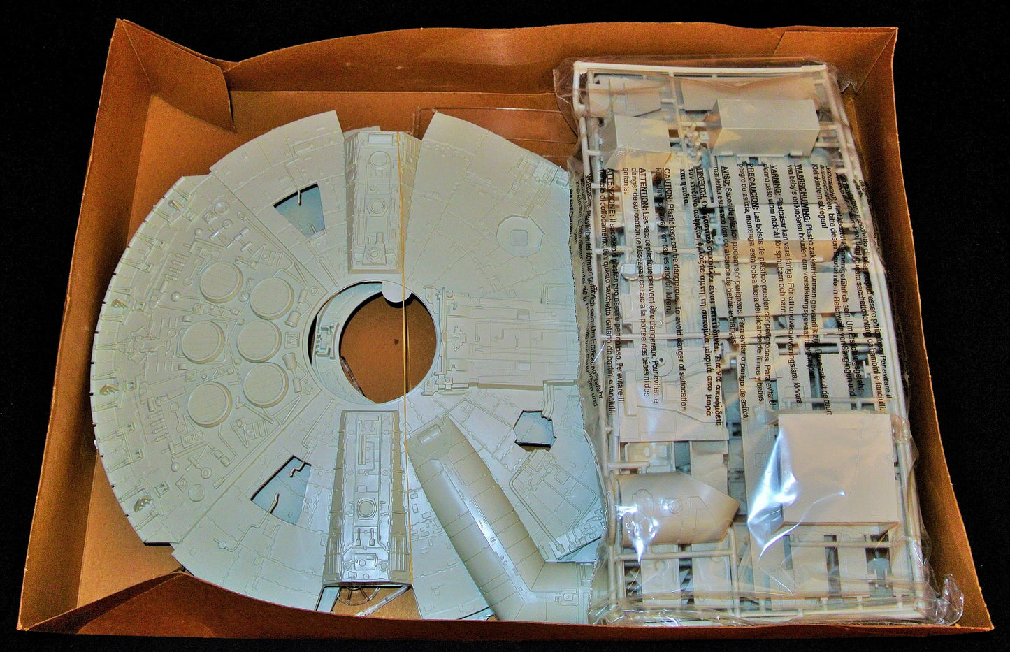 mpc SCALE MODEL KIT MILLENNIUM FALCON 8917