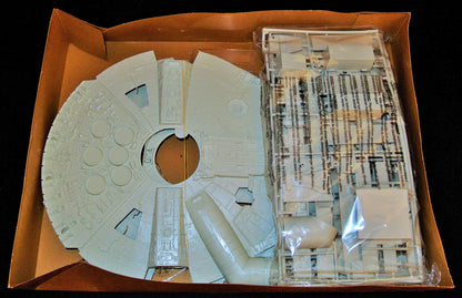 mpc SCALE MODEL KIT MILLENNIUM FALCON 8917