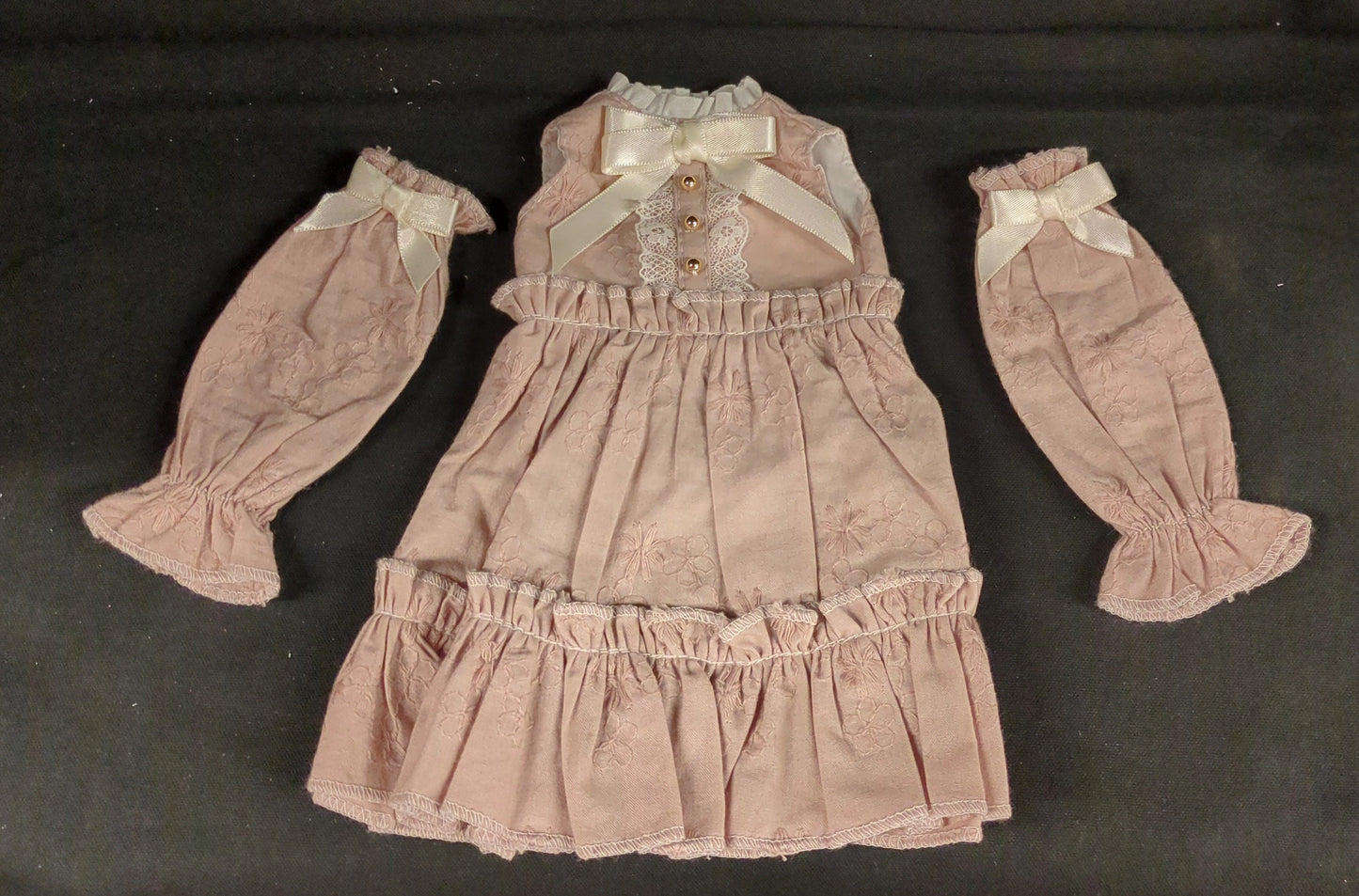 Doll outfit, 40-50cm size (MSD, Obitsu 50, etc.), pink, with attached sleeves, floral pattern, and ribbon.