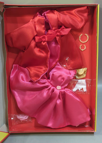 Hamilton Toy Vintage CANDI 12" Modepuppen-Outfit: Roter Mantel und rosa Kleid