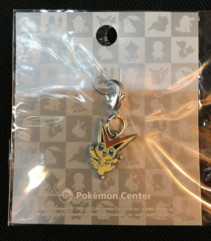 Pokemon Center Ciondolo in metallo Pokemon Victini