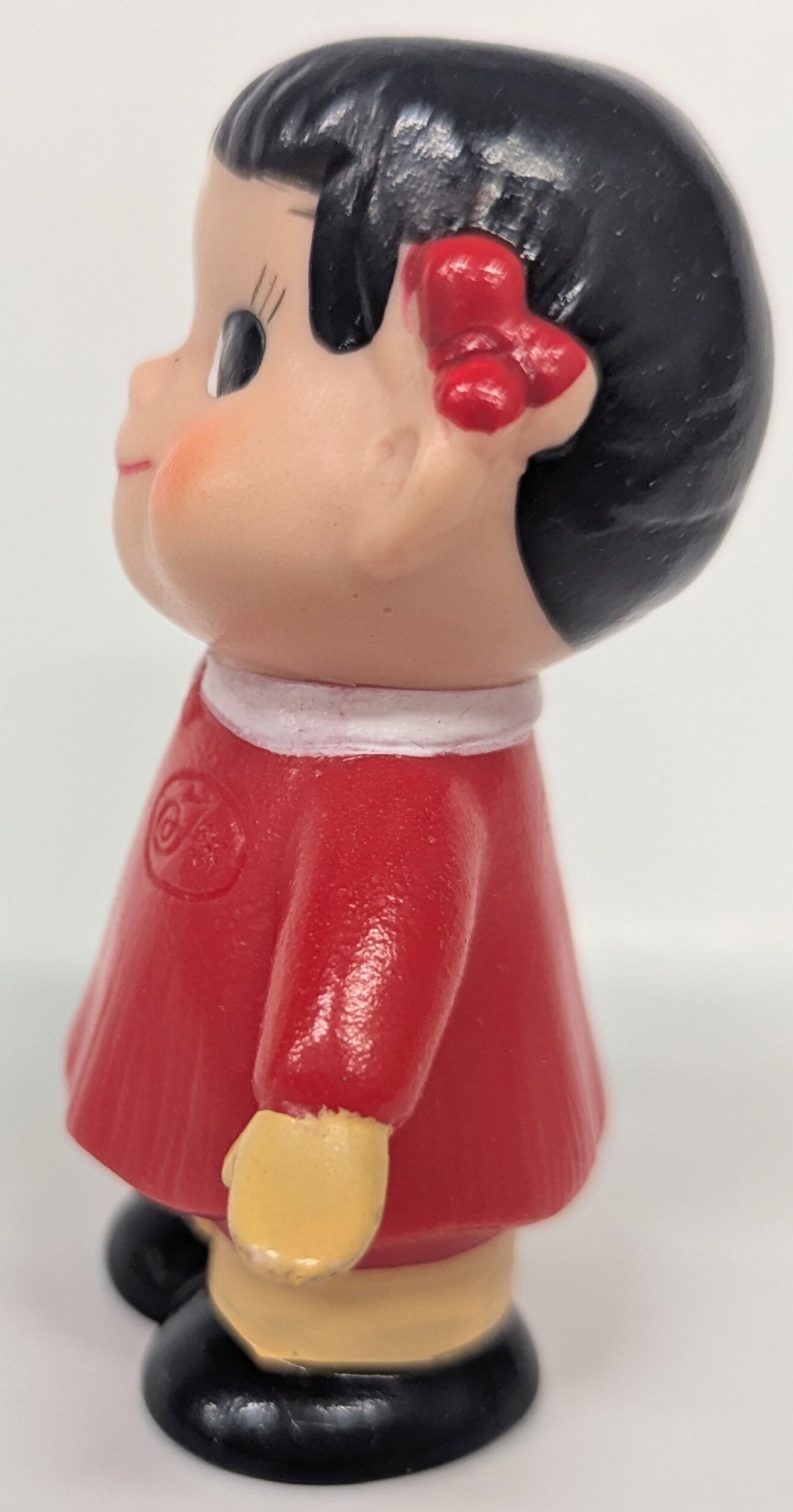 Fujiya Robe rouge avec mains et bras Poupée Peko-chan douce Sofubi Robe rouge avec mains et bras 85mm
