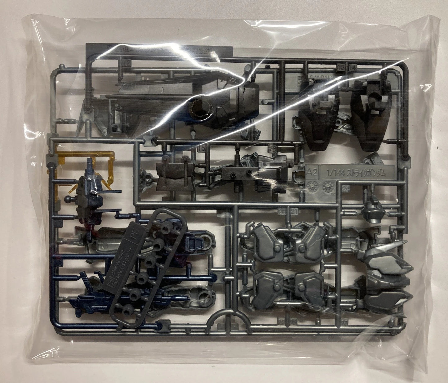 Kadokawa Shoten 1/144 Mobile Suit Gundam SEED GAT-X105 Strike Gundam (Deactive Mode)